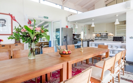 El comedor está al lado de la cocina