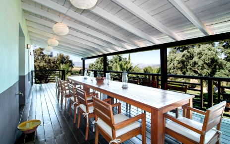 Terraza con sombra junto a la cocina