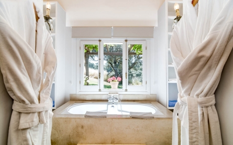 Bañera en el dormitorio principal