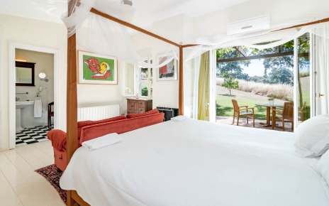 Habitación con cama doble y dosel