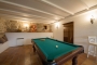 Sala de juegos con billar y futbolín