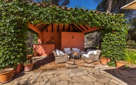 Chill out area with pool bar