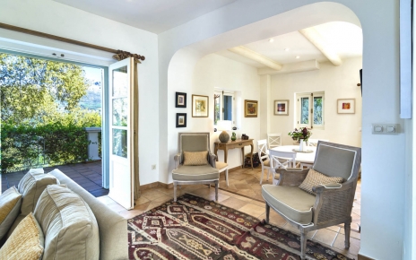 El salón conduce al comedor y a la terraza del lado norte