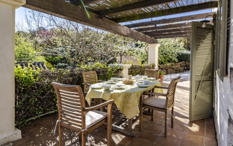 Esta terraza amueblada a la sombra está al lado de la cocina