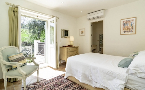 Habitación orientada al sur, con terraza privada