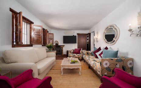 Sala de estar está bien amueblada