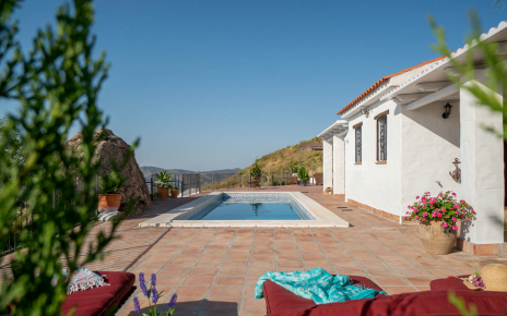 La piscina y la casa están en una sola planta