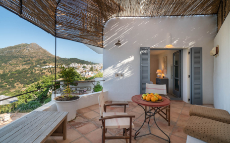 Patio amueblado junto al dormitorio