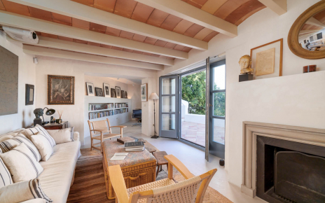 Salón con puertas que se abren a terrazas