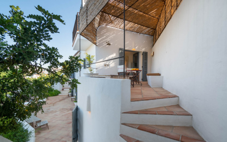 Escaleras a terraza y dormitorio