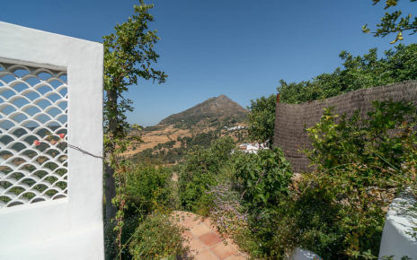 Entrada con vistas al pueblo de Gaucín