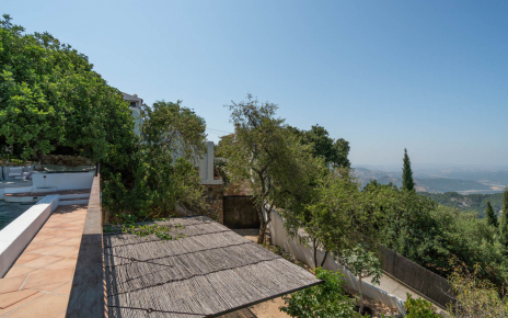 Aparcamiento privado debajo