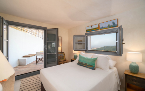 Dormitorio con puertas a patio amueblado