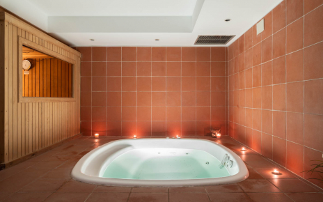 Jacuzzi en zona de spa