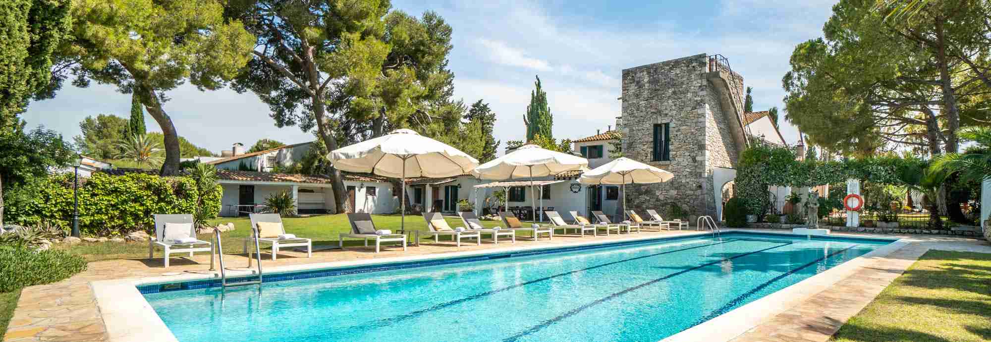 Villa for groups 5 mins away from Sitges beaches with 22 metre private pool
