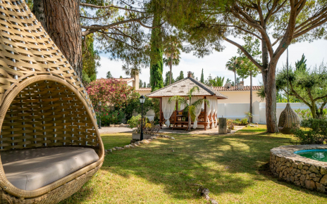 Fantastic gardens with outdoor furniture