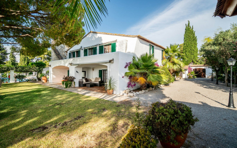 Main house with 6 bedrooms on 2 floors