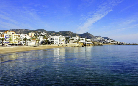 Sitges is 5 mins drive away