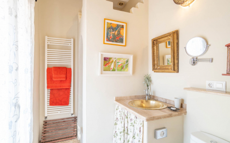 Habitación con camas individuales tiene baño privado