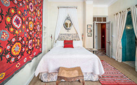 Habitación con cama doble y baño