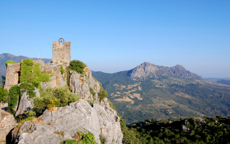 El Castillo del Águila esta a un paseo desde tu alojamiento