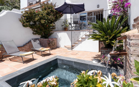 Terraza inferior con piscina