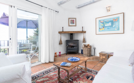 Salón con puertas que se abren a terrazas