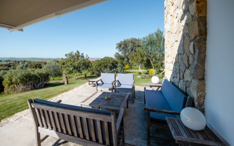 Zona de relax junto a mesa para cenar al aire libre
