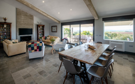 Espacio diáfano de salón / comedor / cocina con vistas