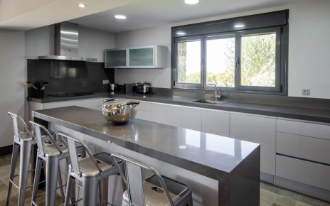 Cocina con barra y taburetes