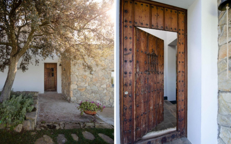 Puerta de entrada desde zona de parking