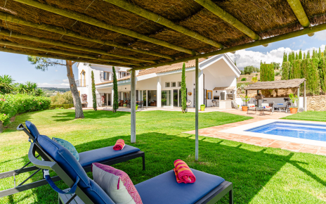 Piscina y casa, todo a mano