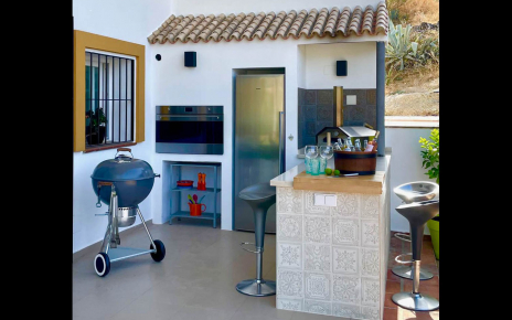 Excelent zona de barbacoa junto a cocina