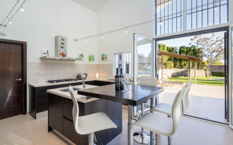 Cocina moderna con salida a zona barbacoa