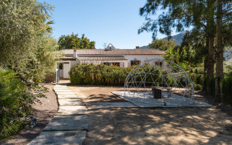 Path from pool to villa