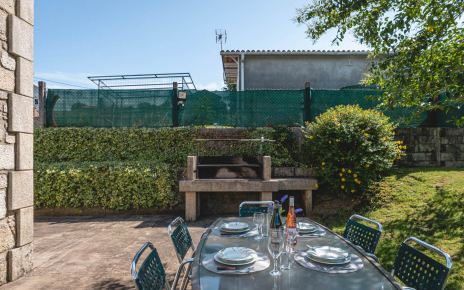 Barbacoa con zona para comer al aire libre