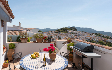 Outdoor dining facilities next to kitchen