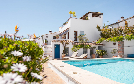 Steps to kitchen terrace