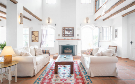 Zonas de estar con puertas a terrazas amuebladas