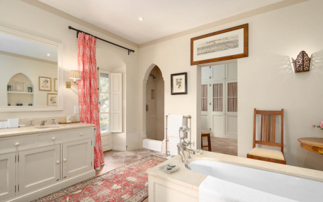 En suite bathroom (master bedroom, ground floor)