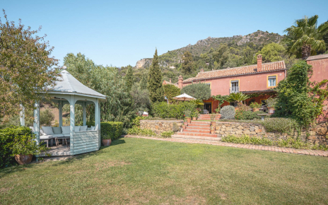 Ample lawned gardens