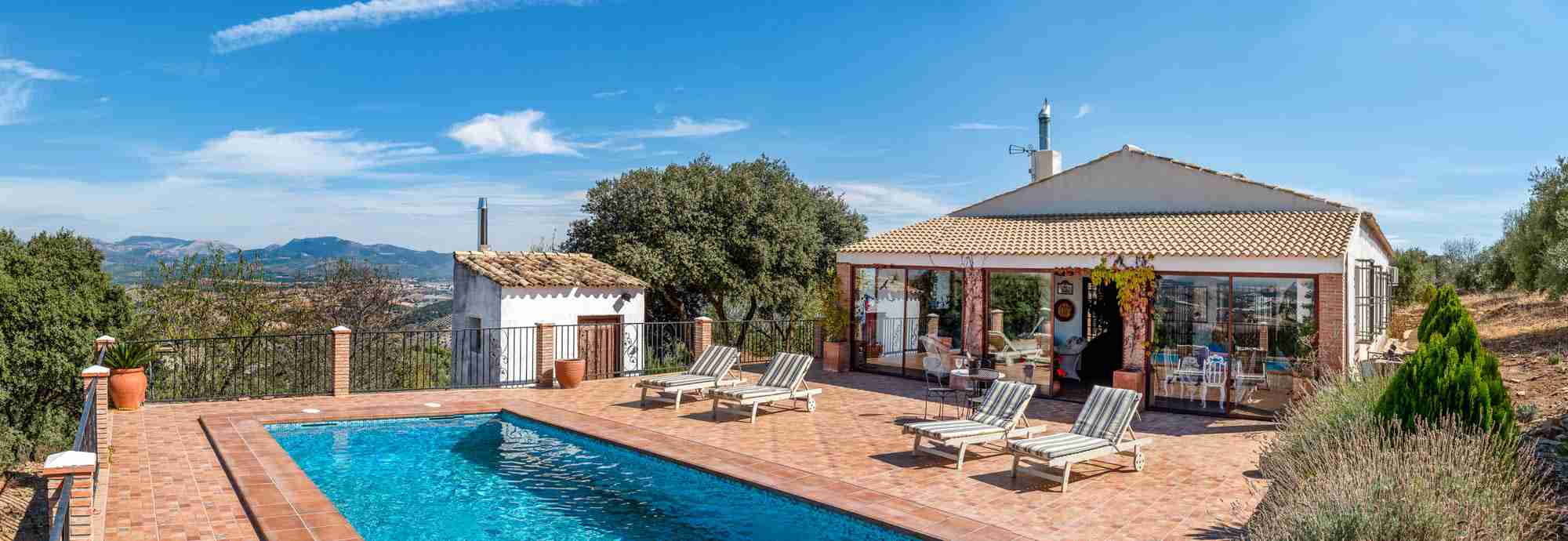 Villa privada de una planta rodeada de olivos y con vistas espectaculares 