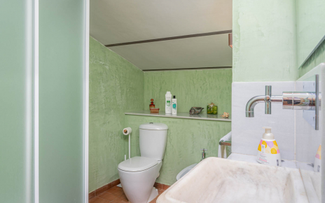 Bathroom between bedroom 4 and 5