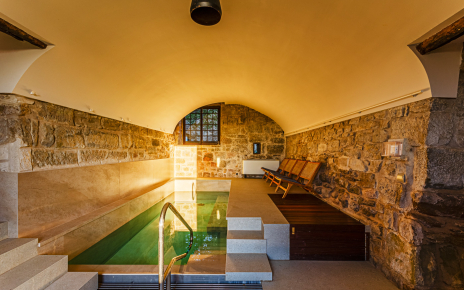 Indoor heated pool (4 people at a time)