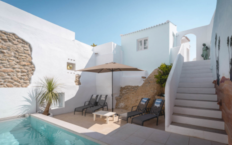 The main pool is totally private and not overlooked