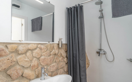 En suite facilites (walk-in showers)