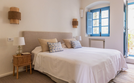 Double bedded room with access to terrace