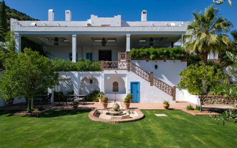 Back terraces and lawned gardens