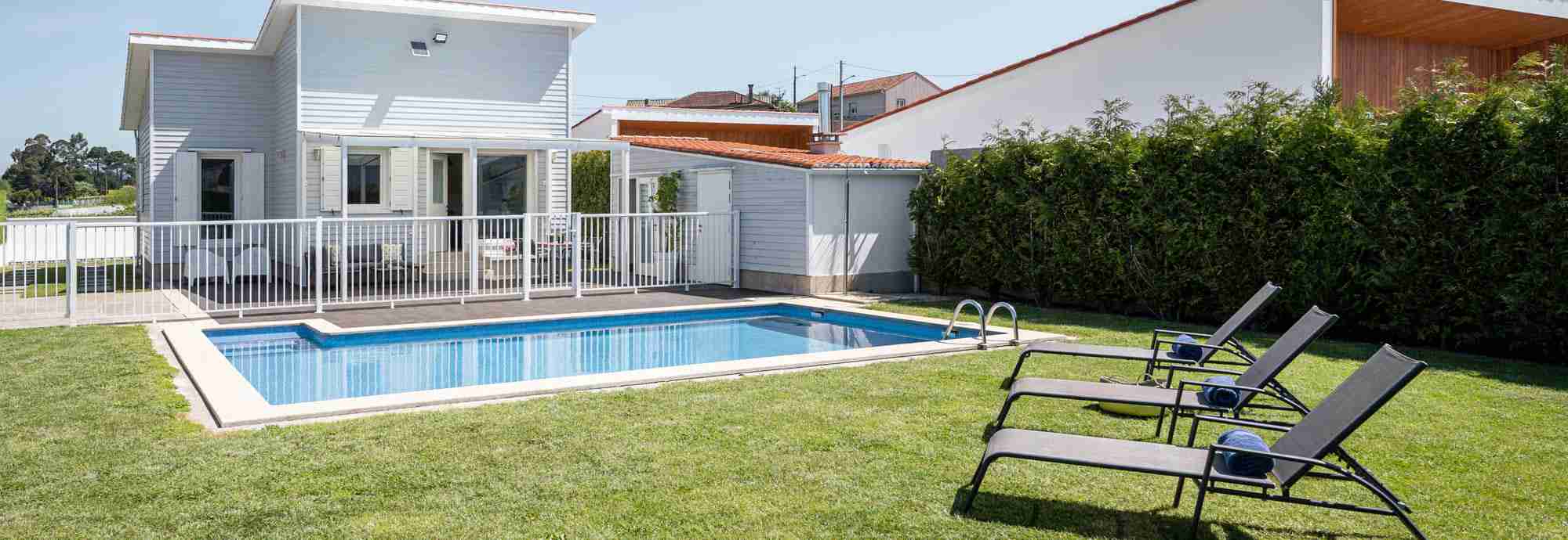 Casa de vacaciones con piscina vallada y barbacoa cerca de restaurantes