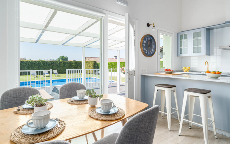 Comedor con gran ventanal